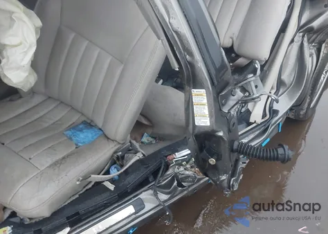 2003 Lincoln Town Car Signature z USA, uszkodzony, nr VIN 1LNHM82W83Y687270